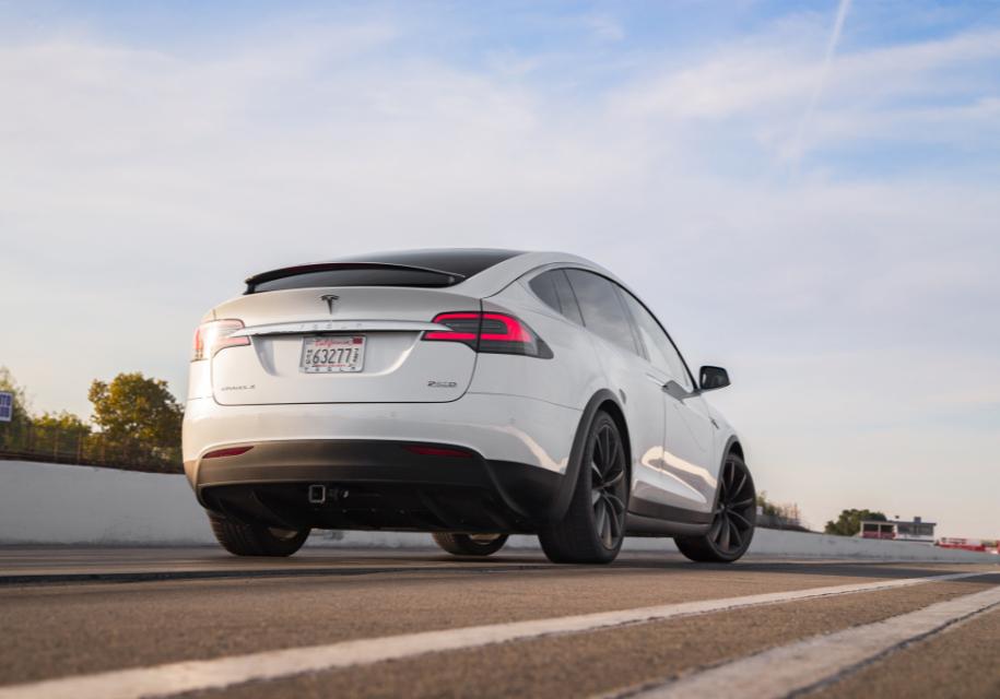 «Мерседес» испортил чужую «Теслу»: два месяца тестировал, а потом разобрал