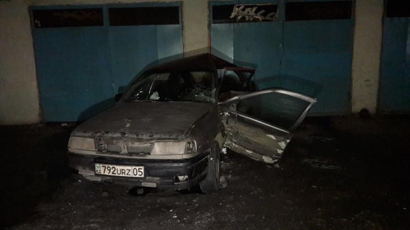 В Алматы машина влетела в автомойку: пятеро пострадали