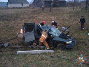 В Лепельском районе бесправник на Dodge снес столб: парень в реанимации