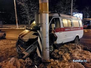 В Бобруйске спешащая на вызов скорая врезалась в столб
