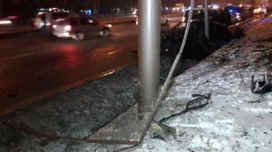 Водитель и пассажирка BMW чудом выжили, столкнувшись с билбордом BMW в Алматы
