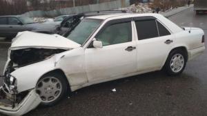 Mercedes и Toyоta Camry вылетели на "встречку" после столкновения в Алматы
