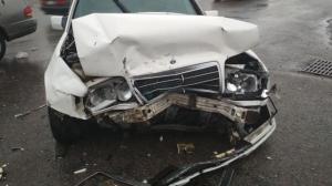 Mercedes и Toyоta Camry вылетели на "встречку" после столкновения в Алматы