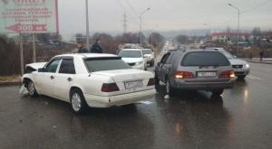 Mercedes и Toyоta Camry вылетели на "встречку" после столкновения в Алматы