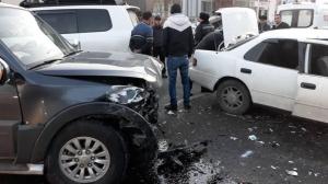 В Алматы автомобиль вылетел на «встречку» – есть пострадавшие