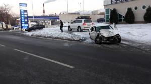 В Алматы автомобиль вылетел на «встречку» – есть пострадавшие