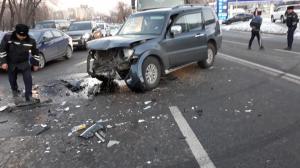 В Алматы автомобиль вылетел на «встречку» – есть пострадавшие