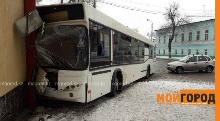 Автобус врезался в многоэтажку в Уральске, уходя от столкновения
