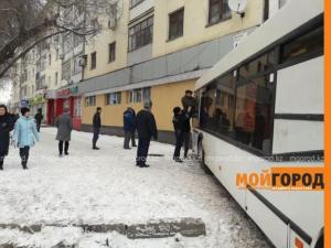 Автобус врезался в многоэтажку в Уральске, уходя от столкновения