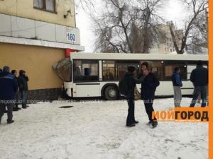 Автобус врезался в многоэтажку в Уральске, уходя от столкновения