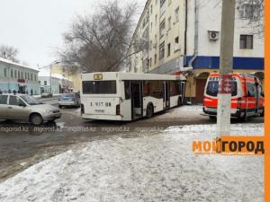 Автобус врезался в многоэтажку в Уральске, уходя от столкновения