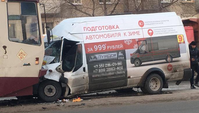 В центре Челябинска маршрутка столкнулась с трамваем