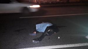 В Алматы автобус сбил сидящего на асфальте мужчину