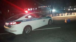 В Алматы автобус сбил сидящего на асфальте мужчину