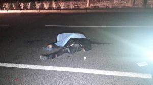 В Алматы автобус сбил сидящего на асфальте мужчину