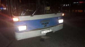Автобус сбил сидящего на дороге мужчину в Алматы