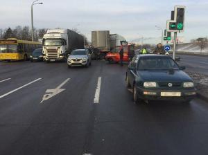 На Партизанском проспекте столкнулись две фуры и три легковушки