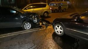 Девушка-водитель попала в больницу после лобового столкновения в Алматы