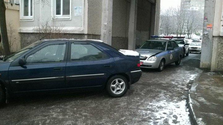 Пьяный минчанин задним ходом на Citroen Xantia таранил автомобиль ГАИ
