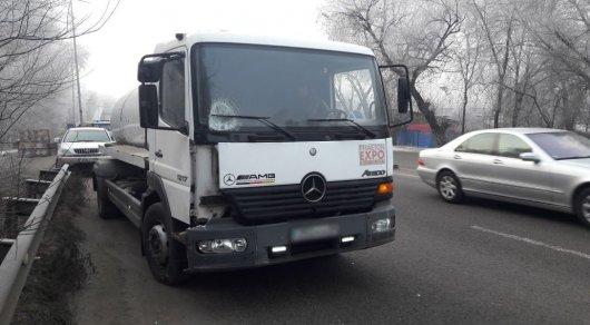 Ассенизаторская машина насмерть сбила пешехода в Алматы