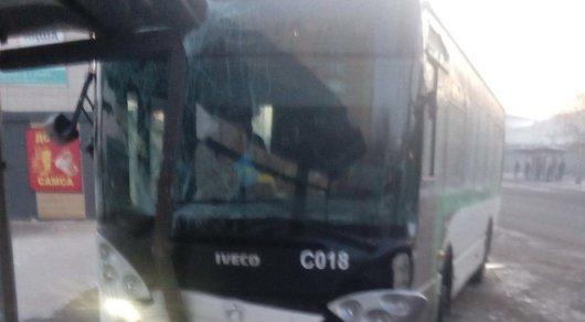 Автобус врезался в остановку после ДТП в Астане