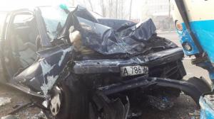 Авария в Алматы: Toyota влетела в автобус