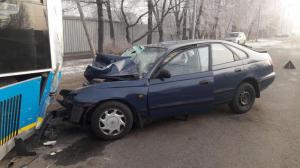 Авария в Алматы: Toyota влетела в автобус