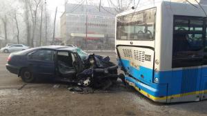 Авария в Алматы: Toyota влетела в автобус