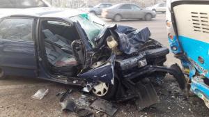 Авария в Алматы: Toyota влетела в автобус