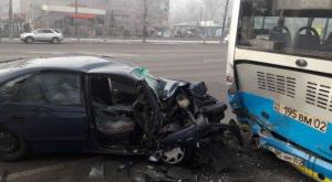 Авто на полном ходу врезалось в автобус в Алматы: Два человека в тяжелом состоянии