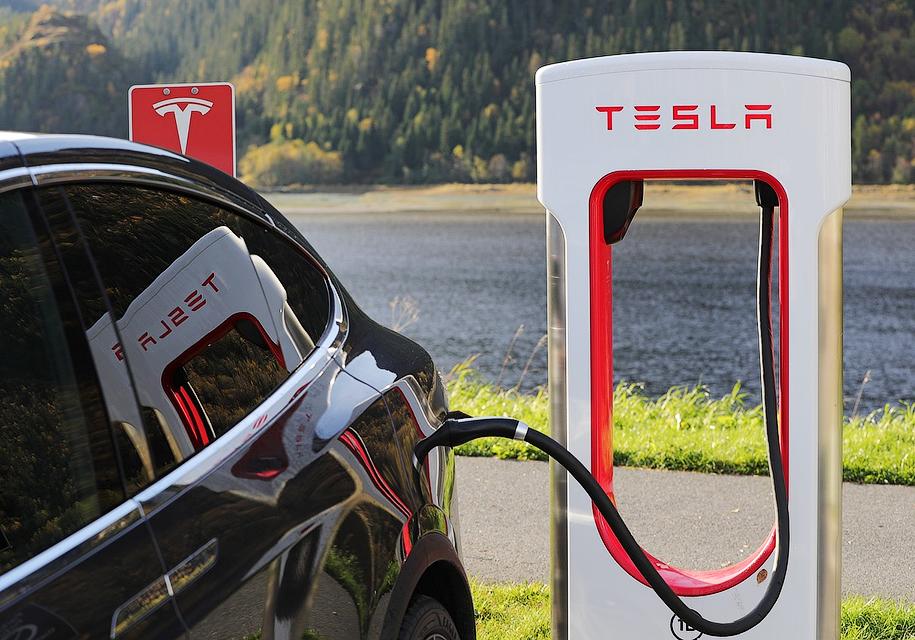«Тесла» запретила пользоваться станциями Supercharger таксистам