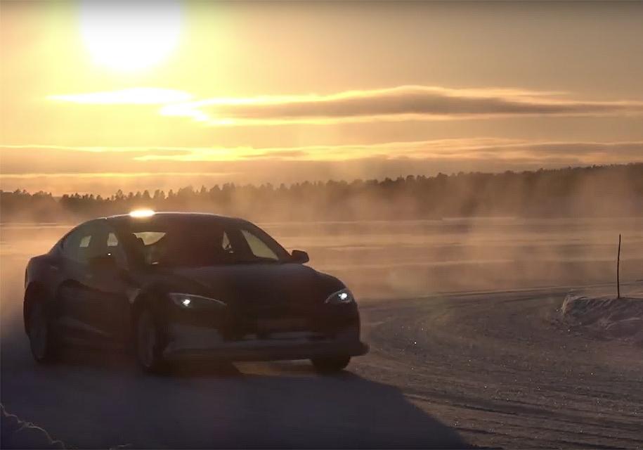 Посмотрите, как трехмоторная Tesla едет боком по асфальту и снегу