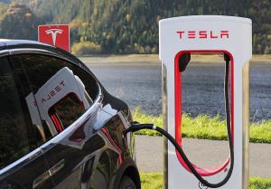 «Тесла» запретила пользоваться станциями Supercharger таксистам