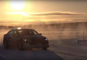 Посмотрите, как трехмоторная Tesla едет боком по асфальту и снегу