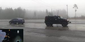 Tesla Model X и Hummer посоревновались в перетягивании каната