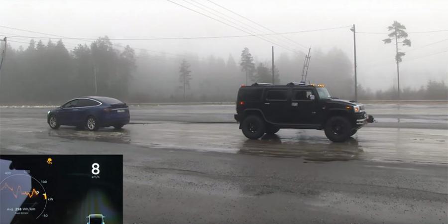 Tesla Model X и Hummer посоревновались в перетягивании каната