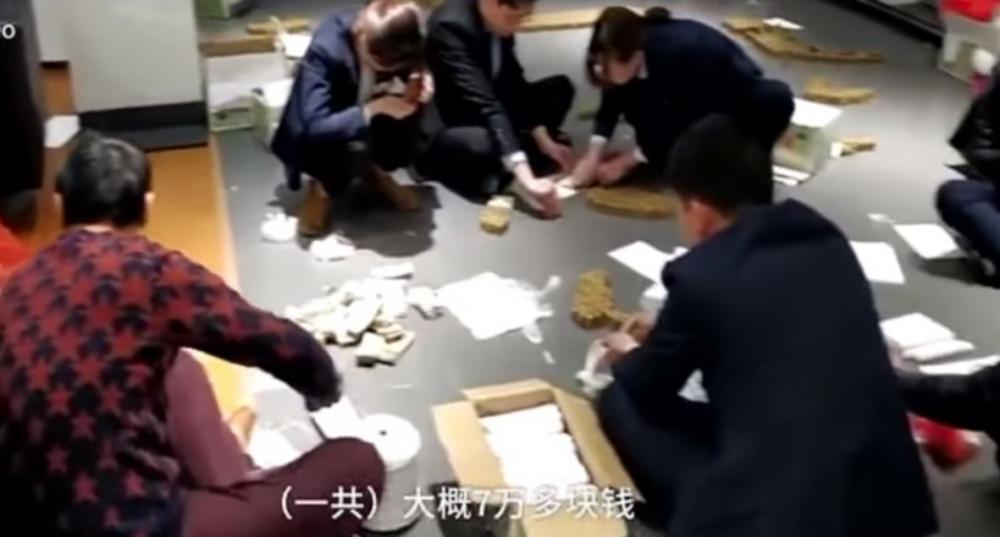 Китаец расплатился за новый BMW горой монет