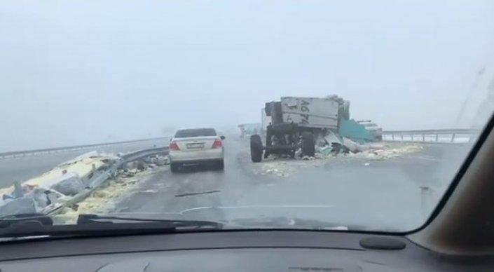 Две фуры перевернулись на трассе в Алматинской области
