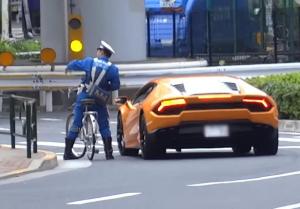 Японский полицейский догнал Lamborghini на велосипеде и оштрафовал