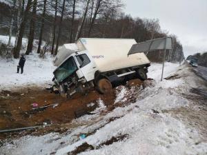 В Минской области водитель грузовика уснул за рулем и попал в ДТП — мужчина погиб

