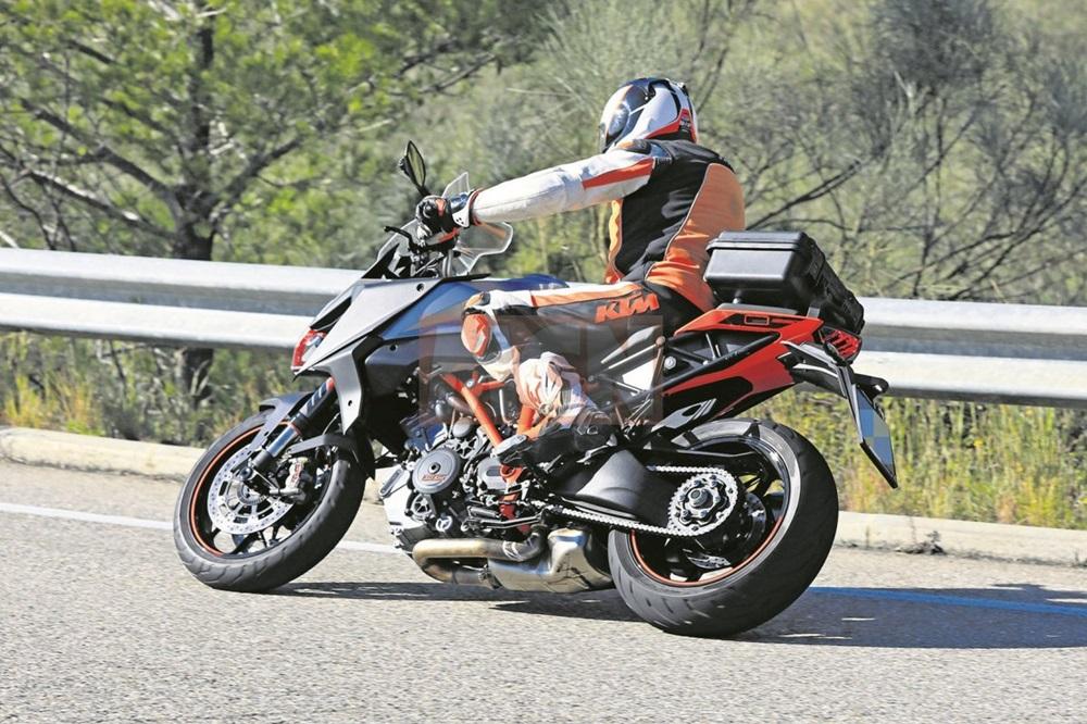 Шпионские фото KTM 1290 Super Duke GT 2019