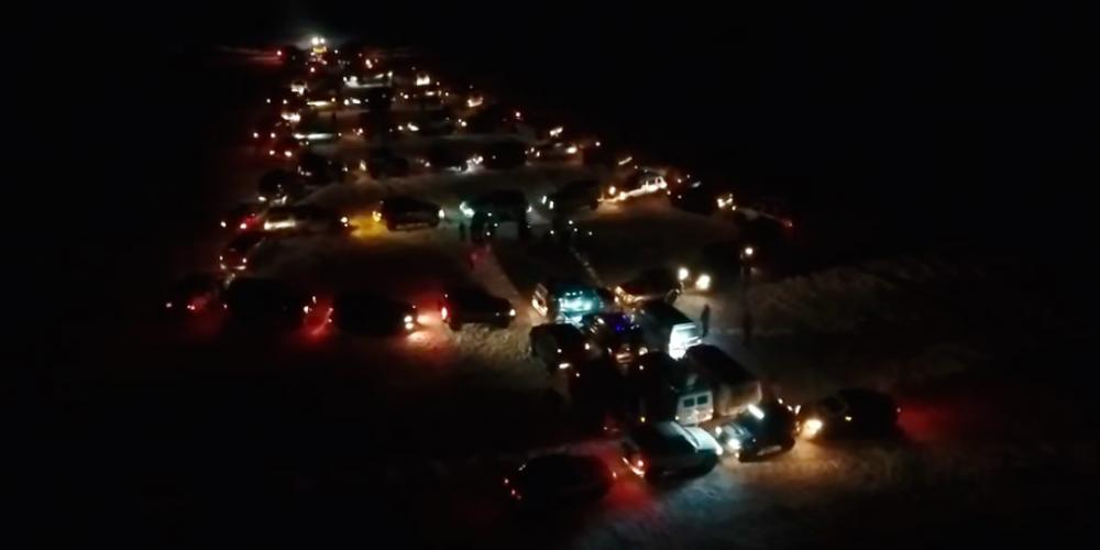 В Челябинске построили новогоднюю елку из 65 внедорожников