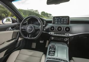 Названа российская цена Kia Stinger