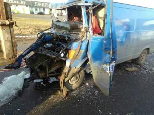 На МКАД микроавтобус влетел в стоящий грузовик