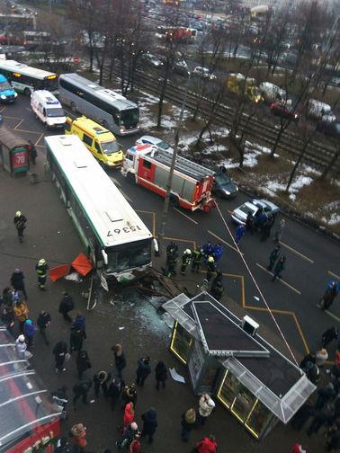 Автобус въехал в остановку с людьми в Москве
