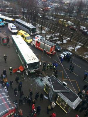 Автобус въехал в остановку с людьми в Москве