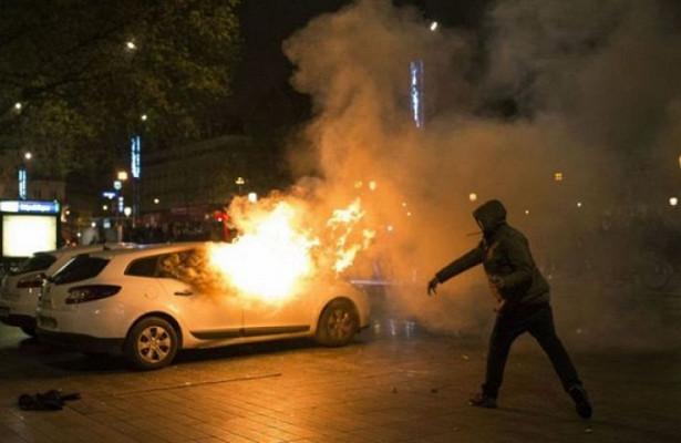 Во Франции в новогоднюю ночь хулиганы сожгли более тысячи автомобилей