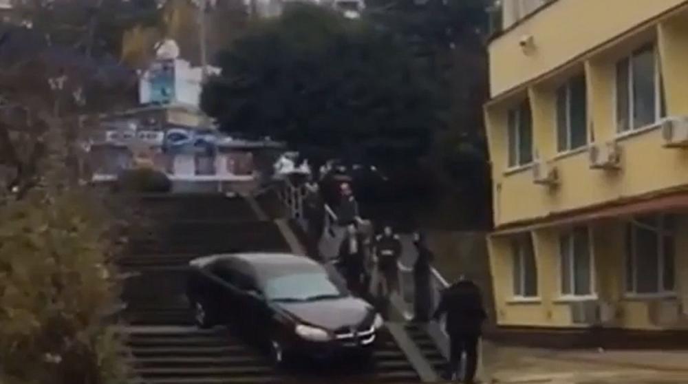 В Сочи машина с пьяным водителем застряла на лестнице