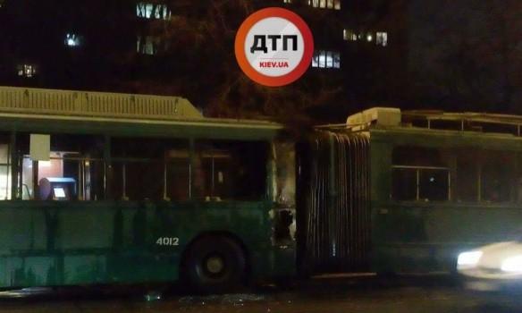 В Киеве во время движения загорелся троллейбус с пассажирами