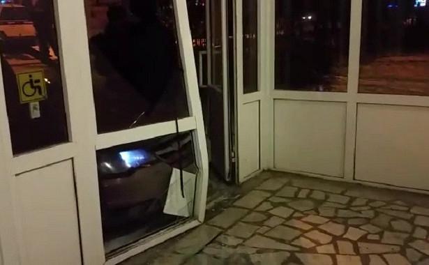 В Уфе пьяный пассажир такси протаранил отдел полиции